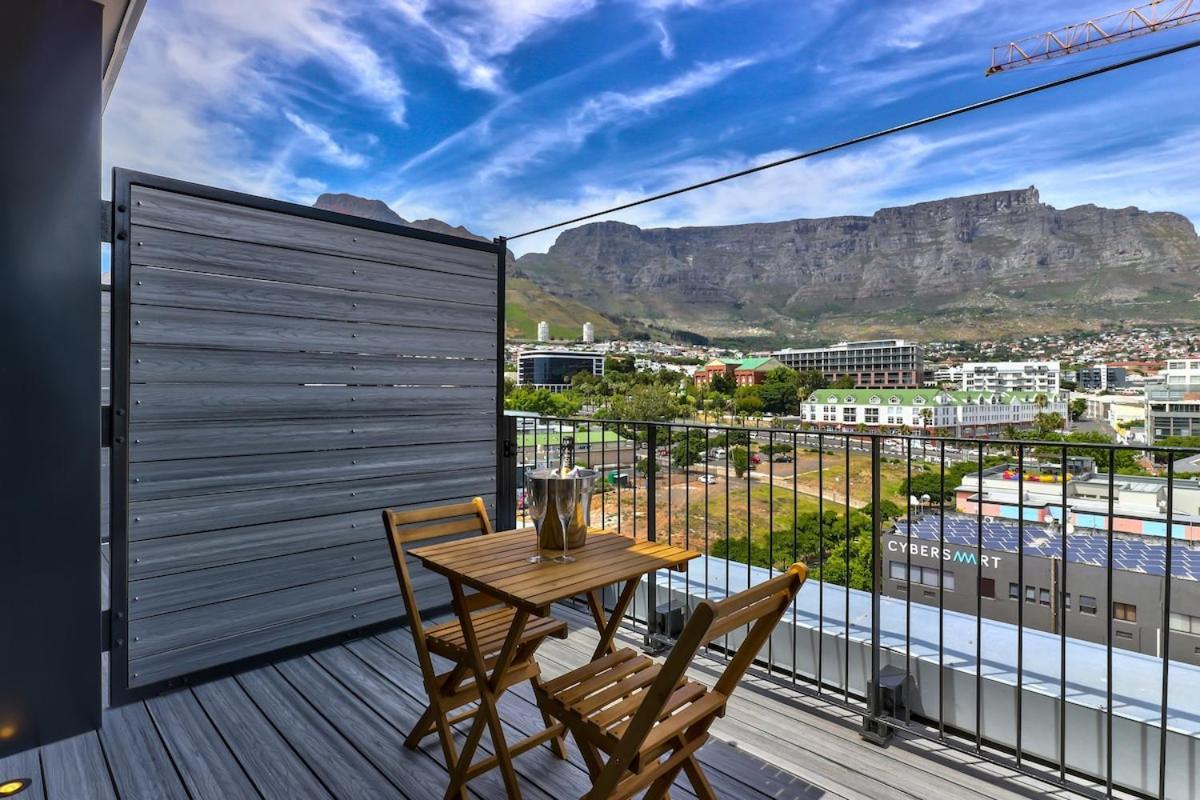 Loft Style In Of The Heart Of East City. Views&balcony
