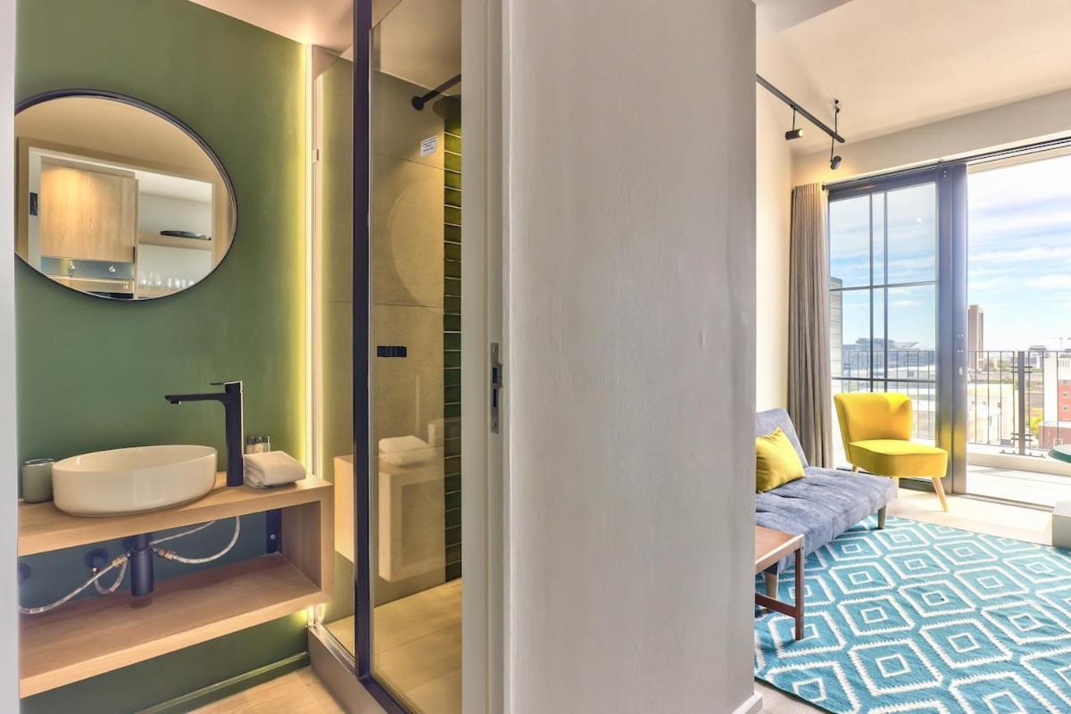 Apartment Loft Style In Of The Heart Of East City. Views&balcony *