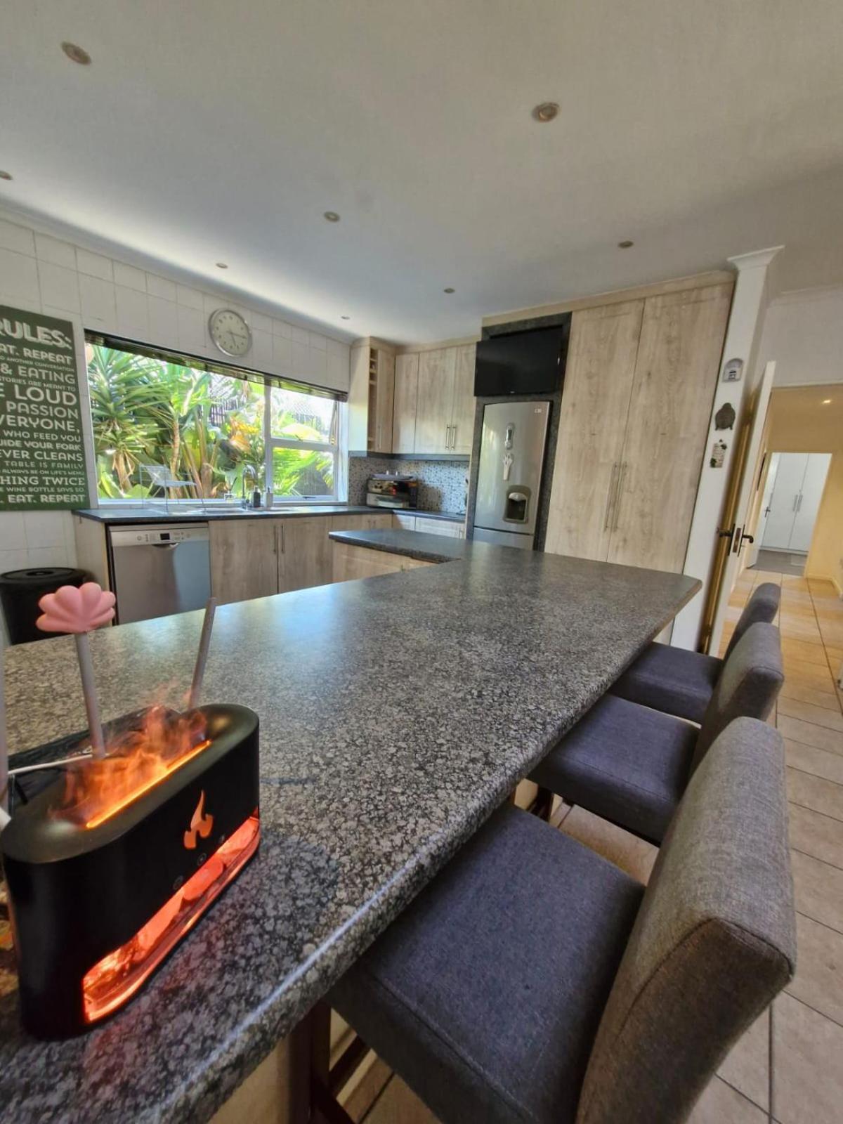 Villa Spacious In Cape Towns Blouberg Area Cape Town