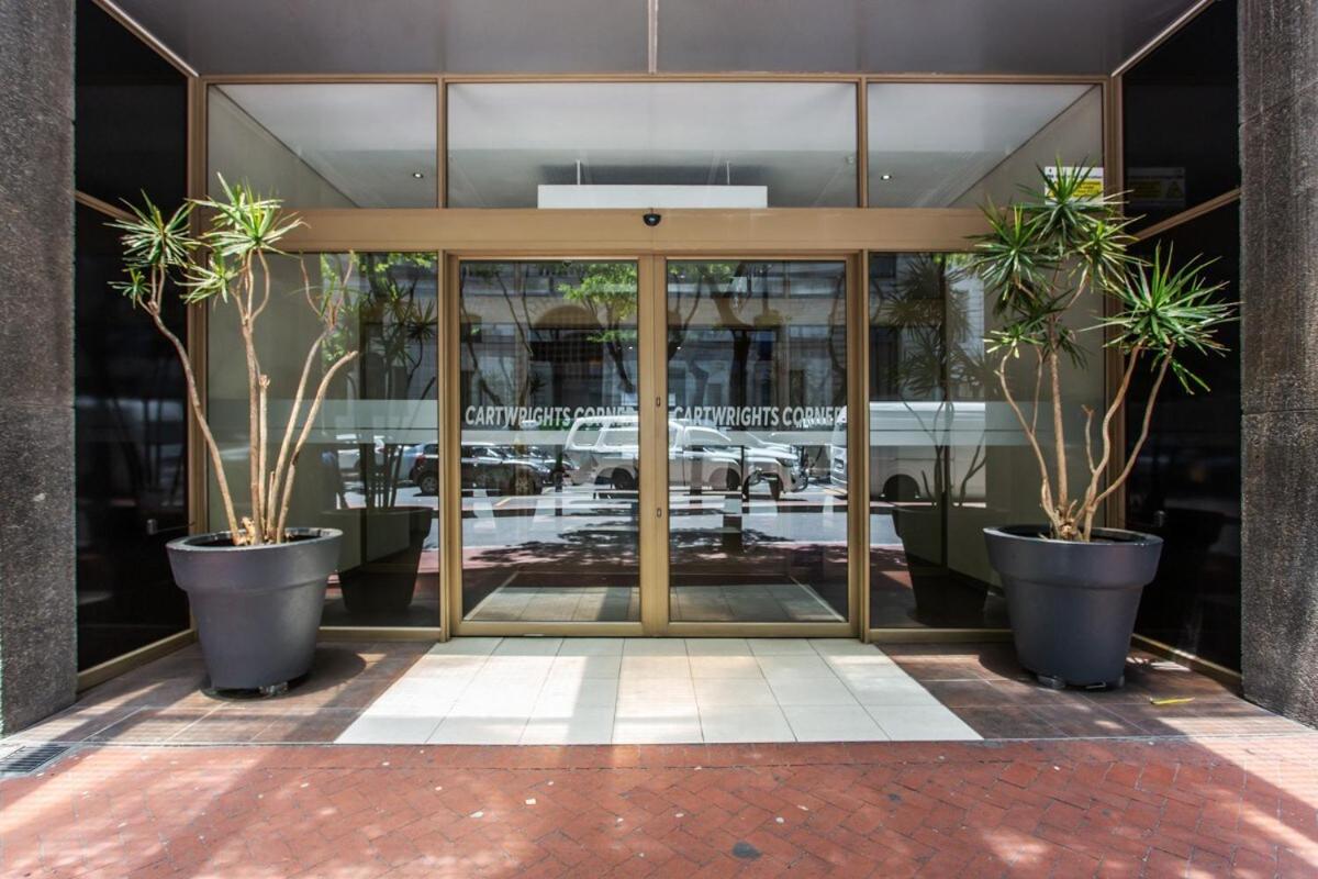 Apartment Skyline Luxretreat- Stylish Comfort- Pool-gym 1008 Cape Town