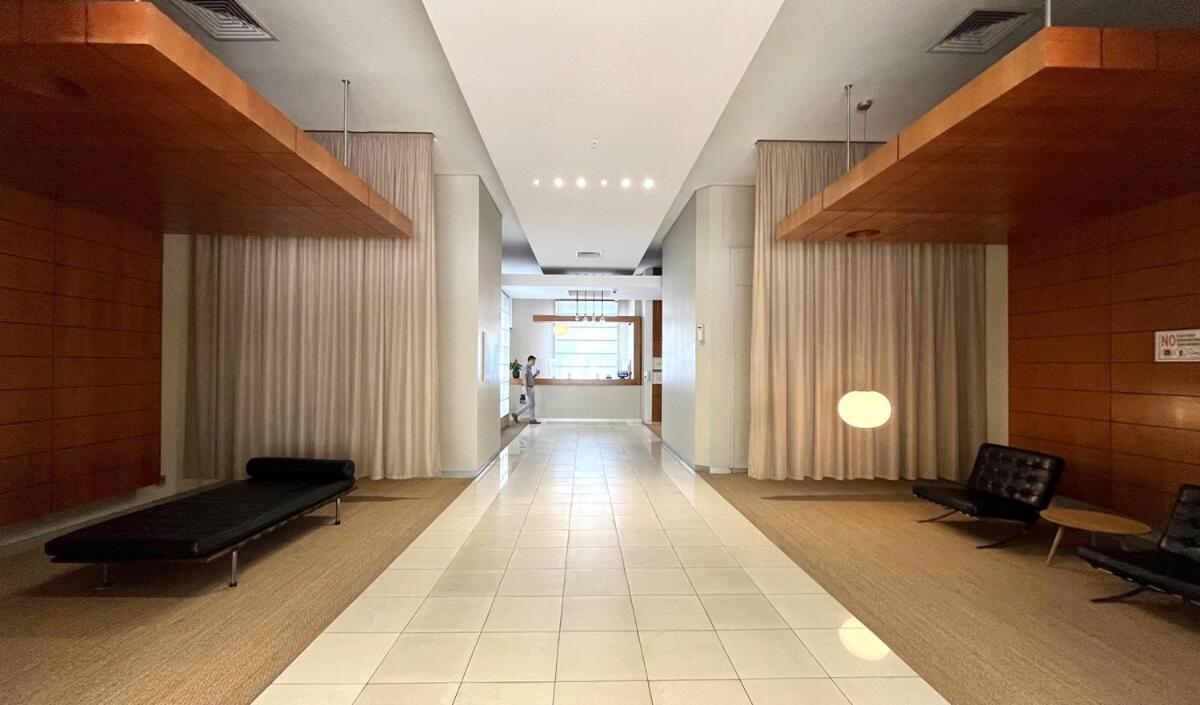 Apartment Skyline Luxretreat- Stylish Comfort- Pool-gym 1008 Cape Town