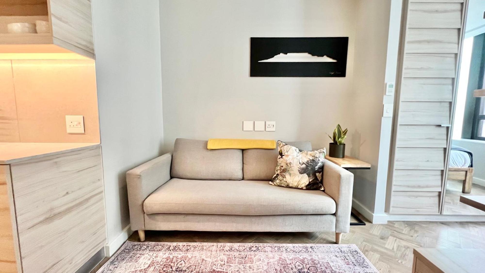 Fresh Modern In Center Apartment *