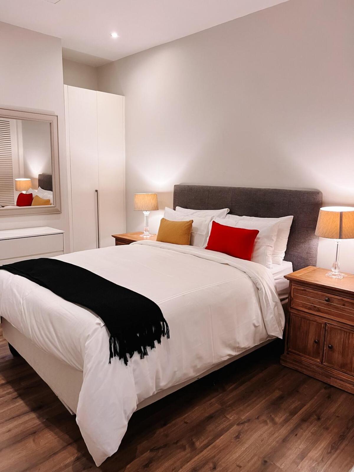 Stylish 2 Bedroom Table Mountain Views Apartment