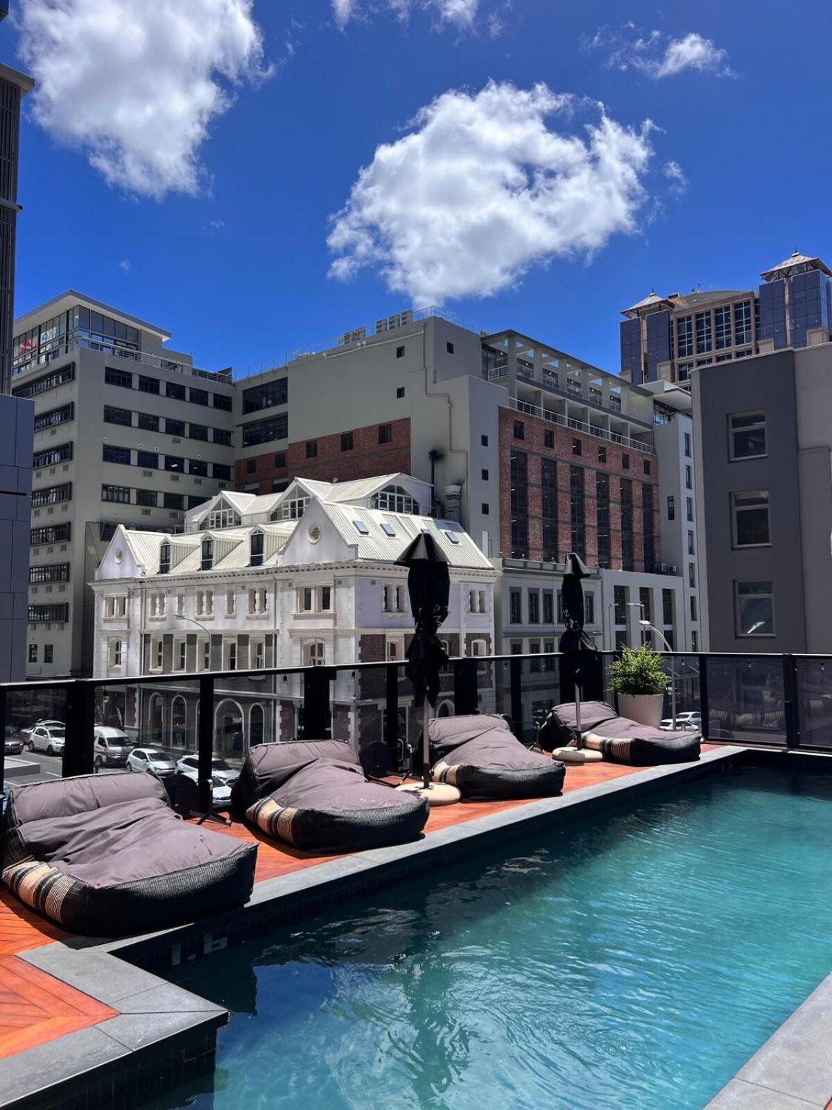 Stylish 2 Bedroom Table Mountain Views Apartment Cape Town