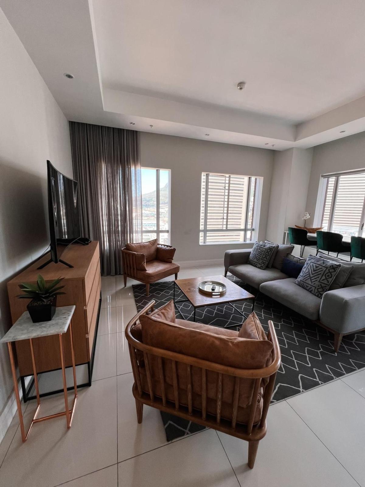 Stylish 2 Bedroom Table Mountain Views Apartment Cape Town