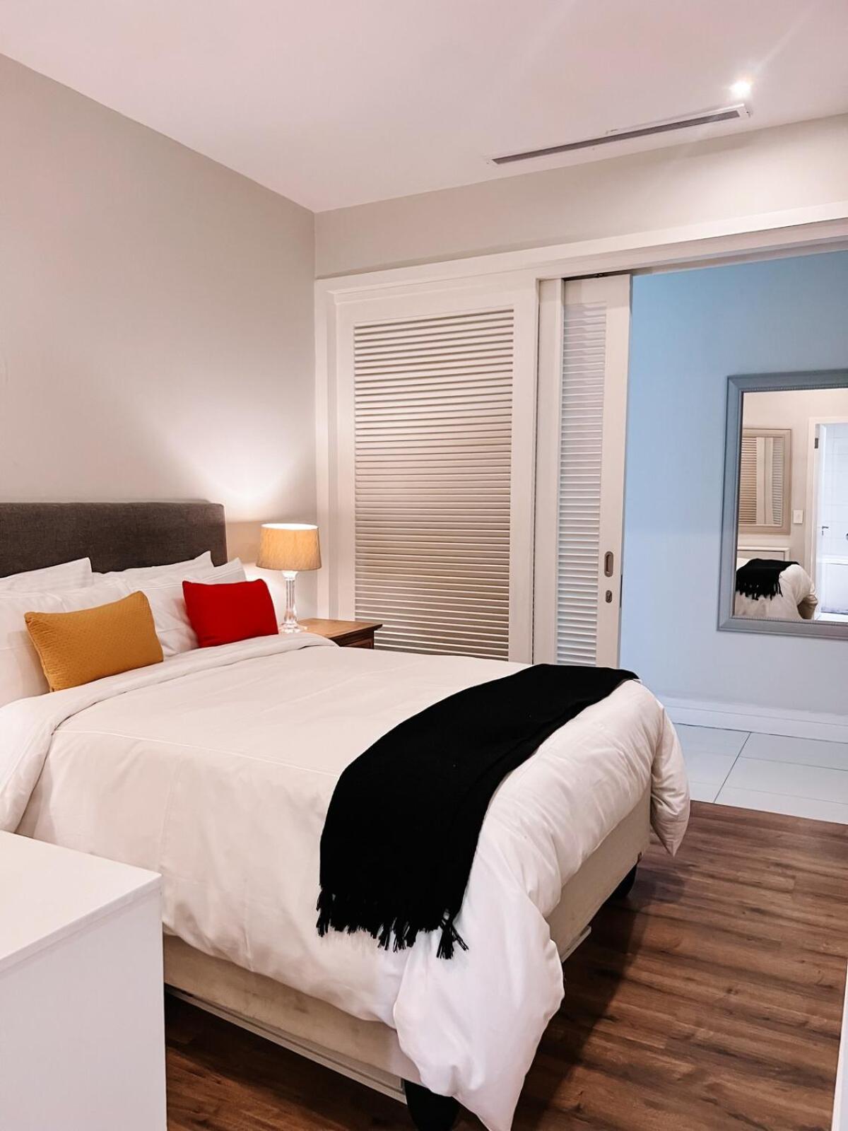 Stylish 2 Bedroom Table Mountain Views *