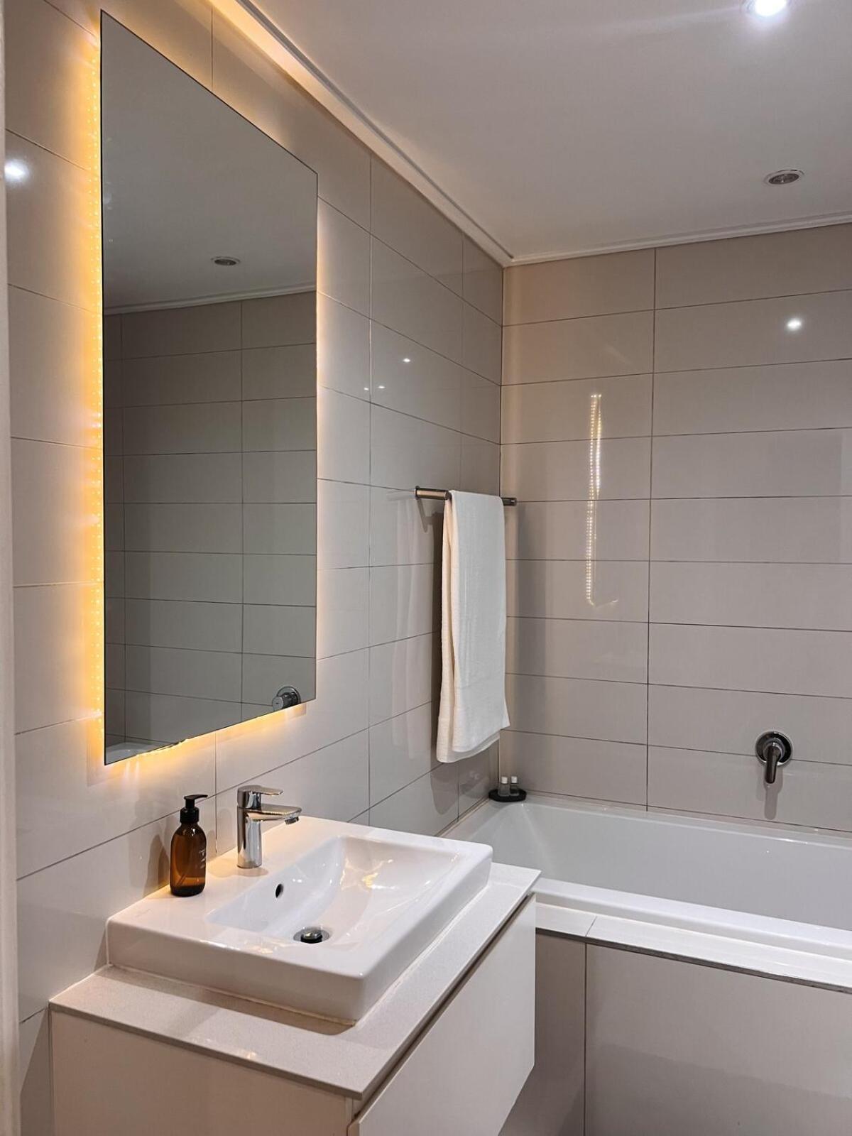 Stylish 2 Bedroom Table Mountain Views Apartment *