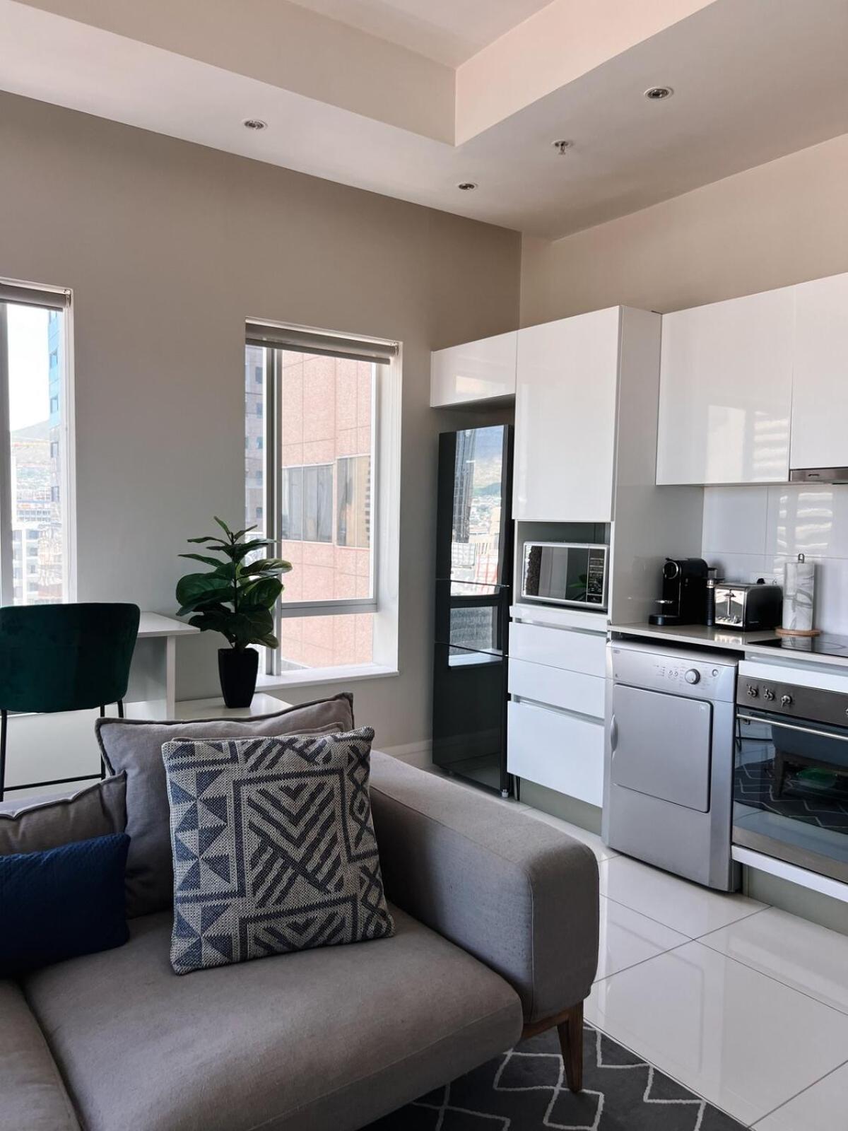Apartment Stylish 2 Bedroom Table Mountain Views *