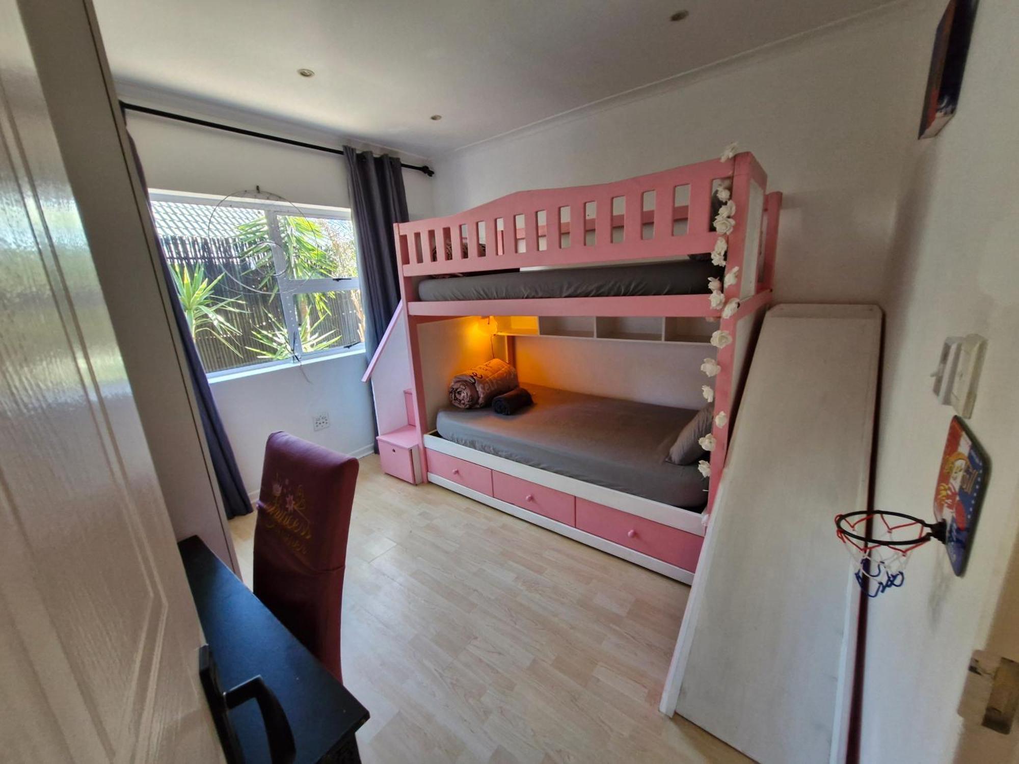 Regent Casa's - Cape Towns Blouberg Area - Where 20 People Apartment *