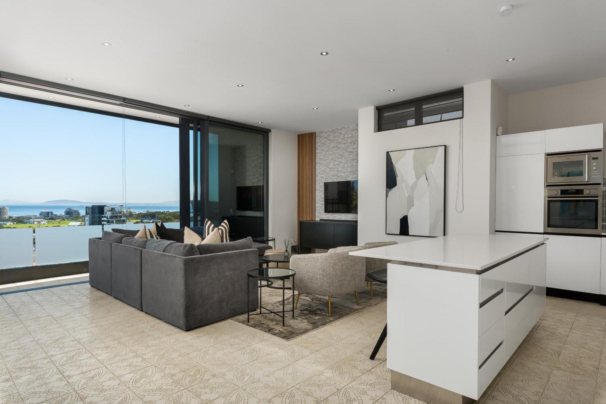 Designer 2-bed - Ocean Views & Pool
