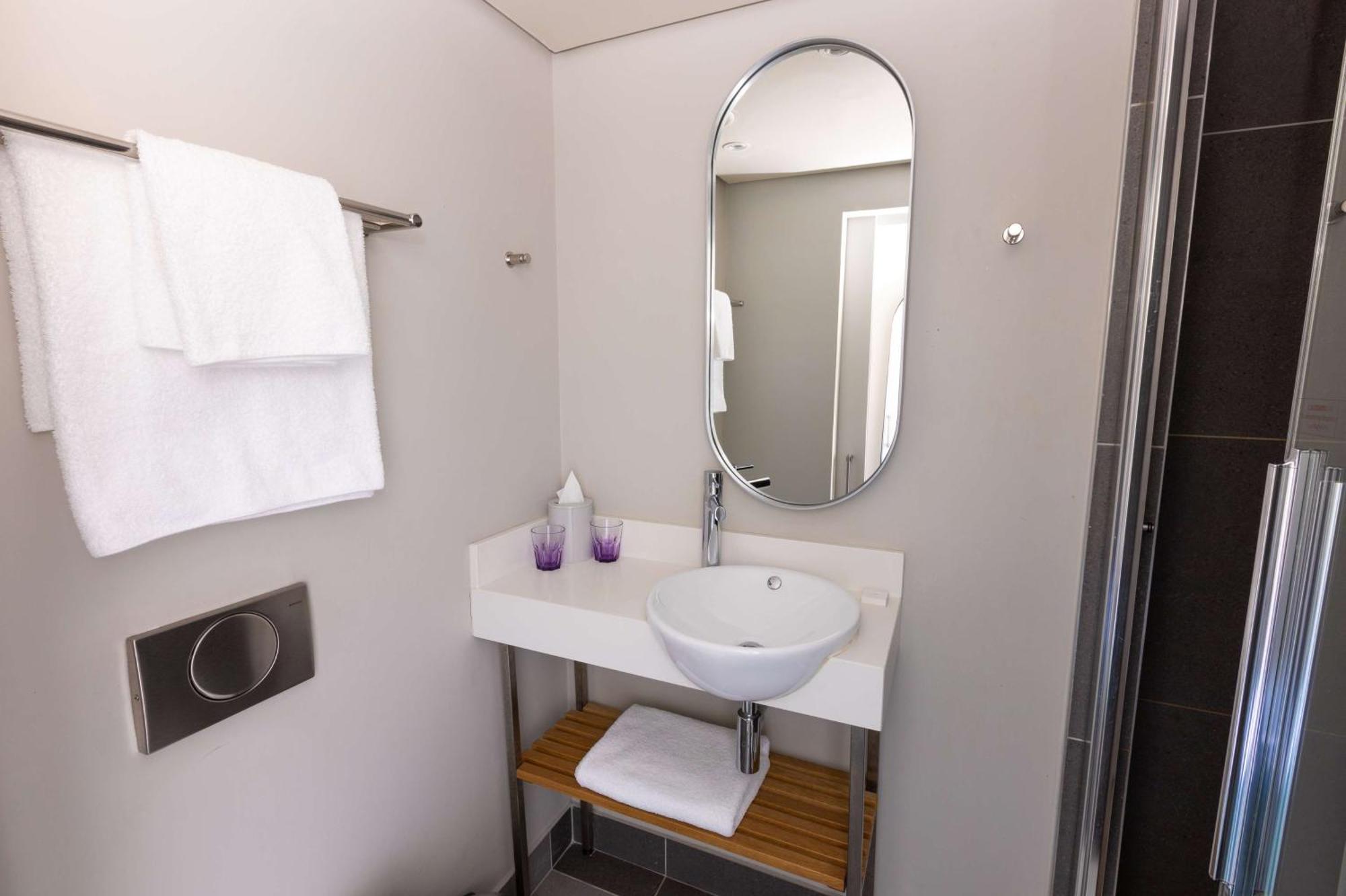 Stayeasy Bowl Hotel Cape Town