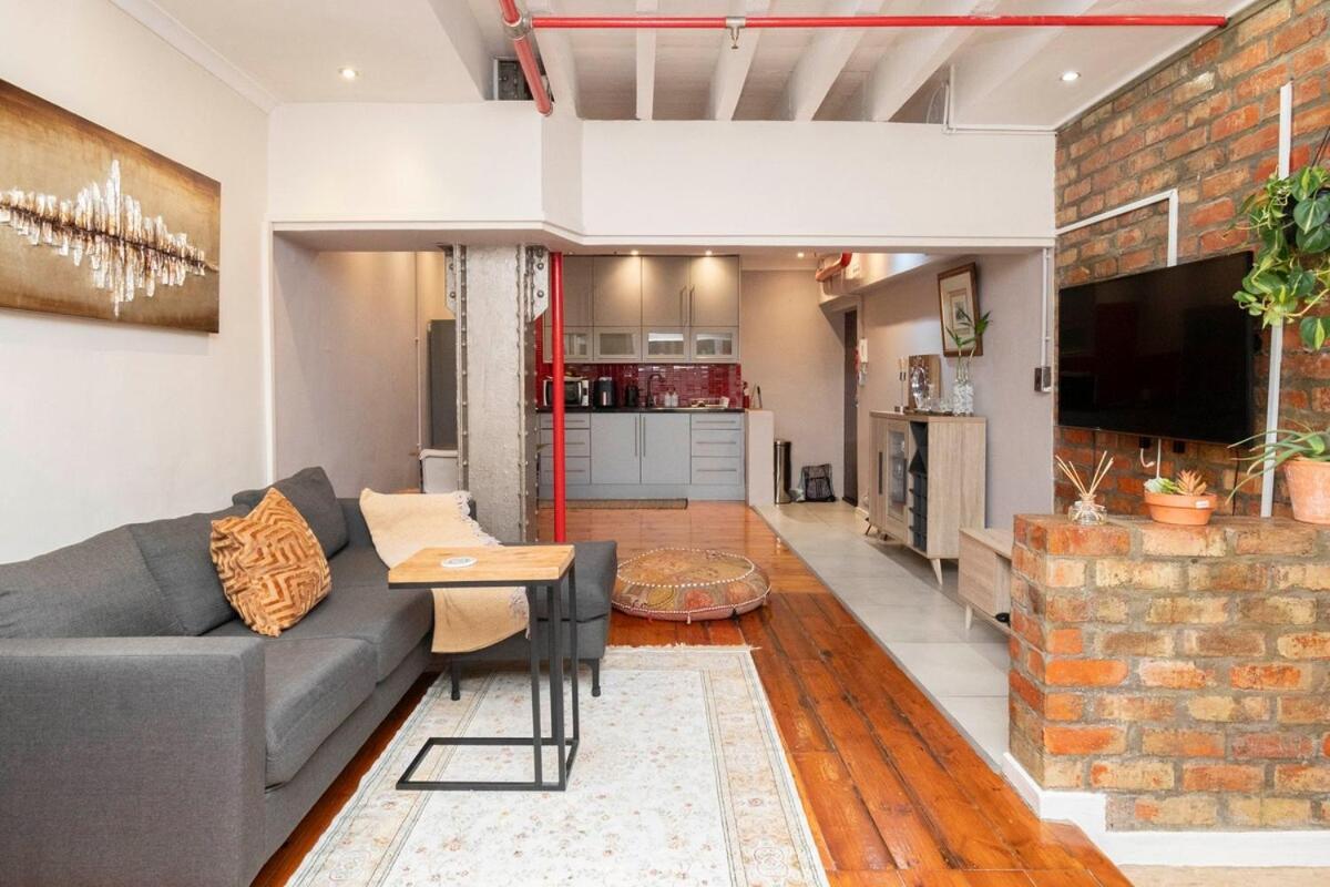 Stylish Retreat In Wolroy House *