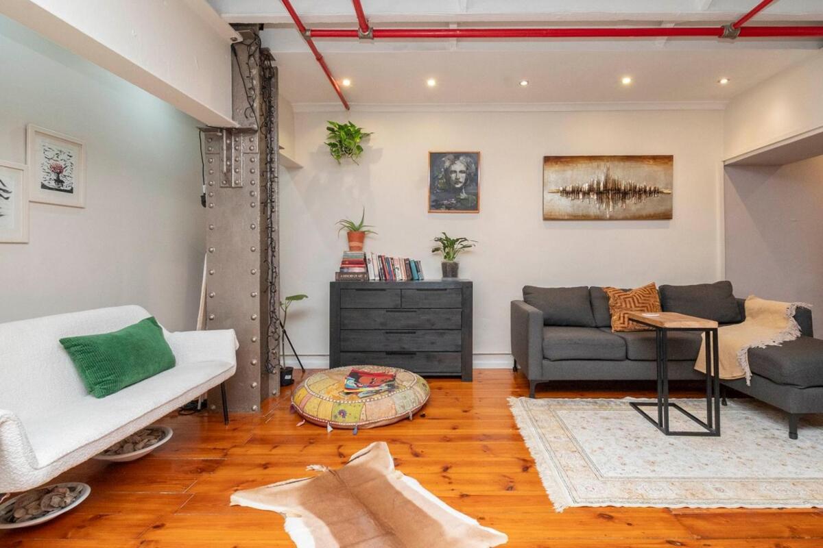 Stylish Retreat In Wolroy House Apartment