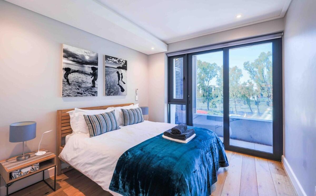 Apartment Vibrant Greenpoint Near Waterfront, Shops &dining Cape Town