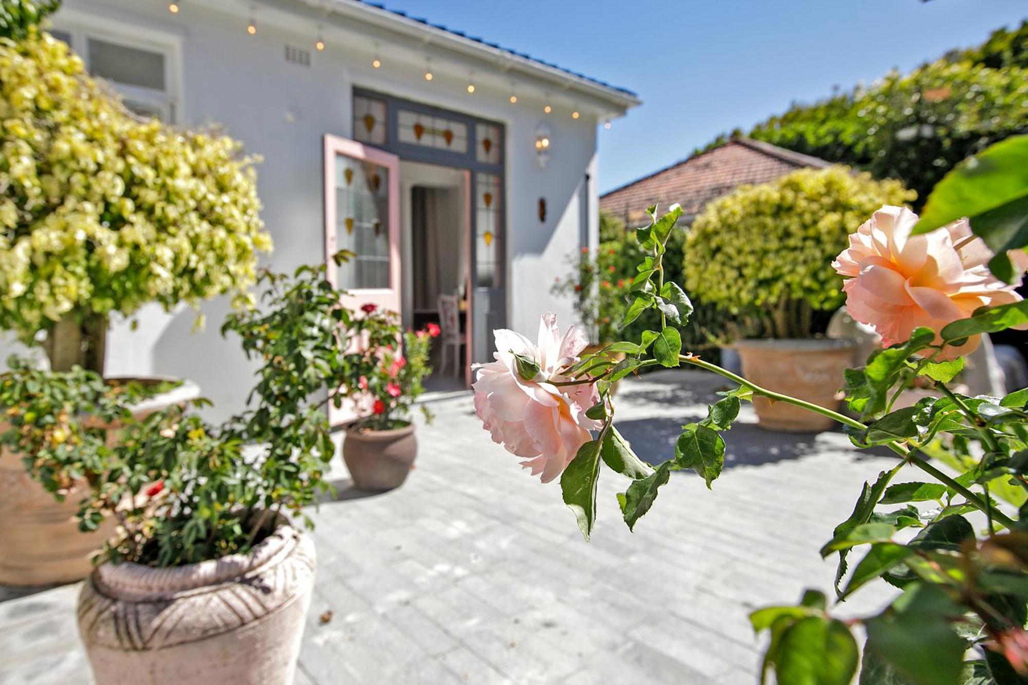 Wonderland On Chelsea Village Doorstep Villa Cape Town