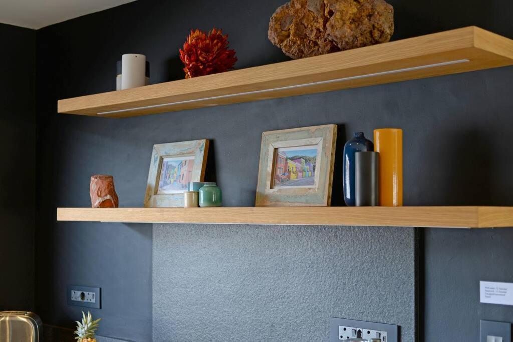 Chic Urban Escape: 2 Bedroom 2 Bath, Near Table Mountain *