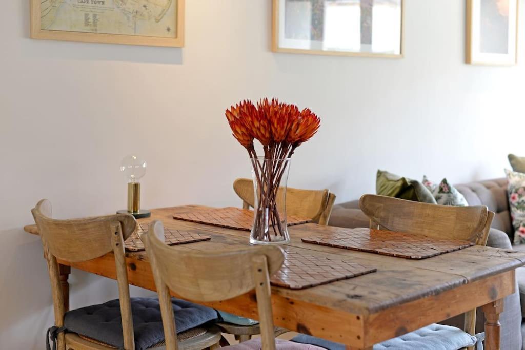Chic Urban Escape: 2 Bedroom 2 Bath, Near Table Mountain Apartment Cape Town
