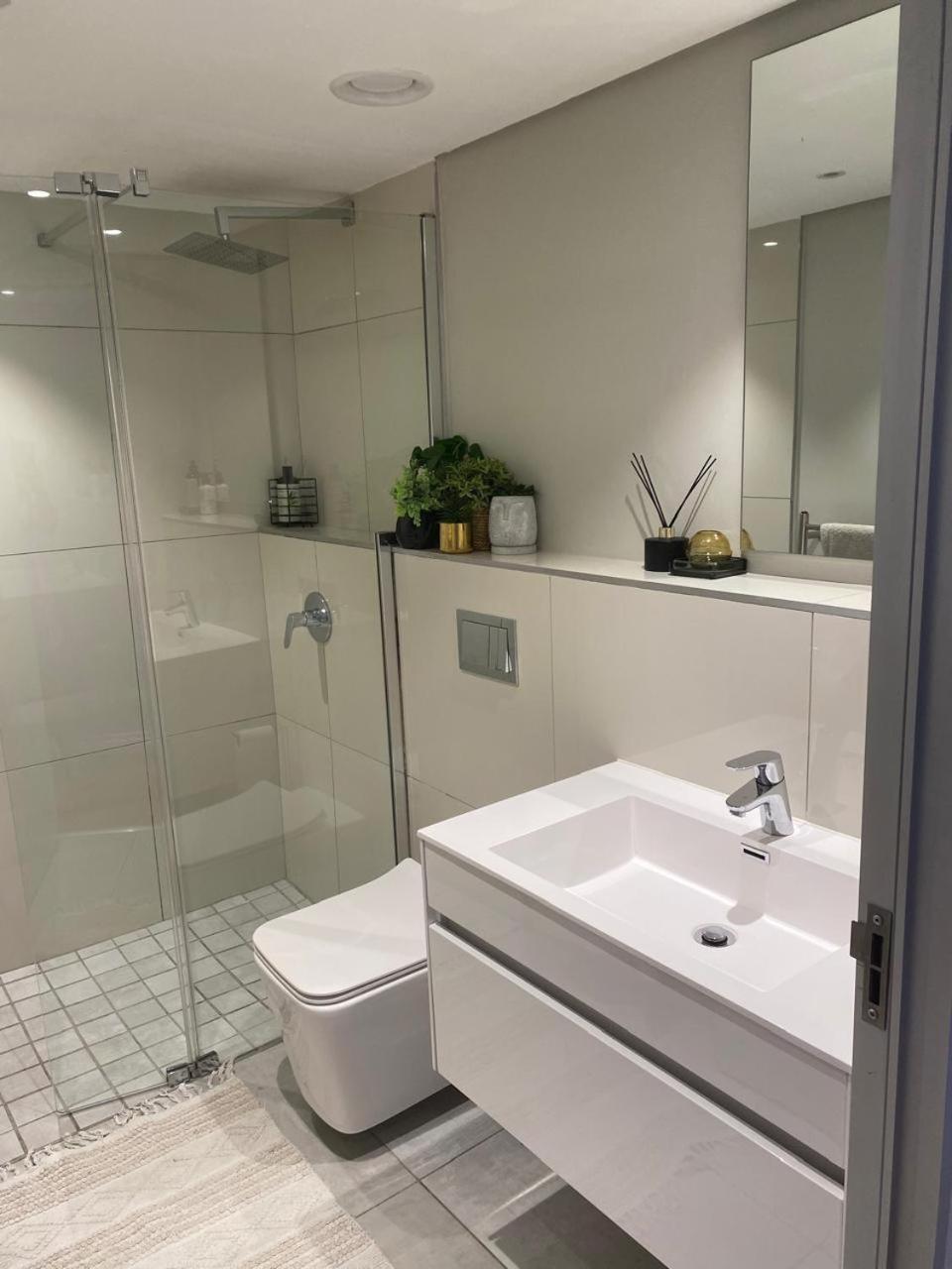 Apartment Modern In The Docklands, De Waterkant, Stunning Views, Gorgeous Pool Deck