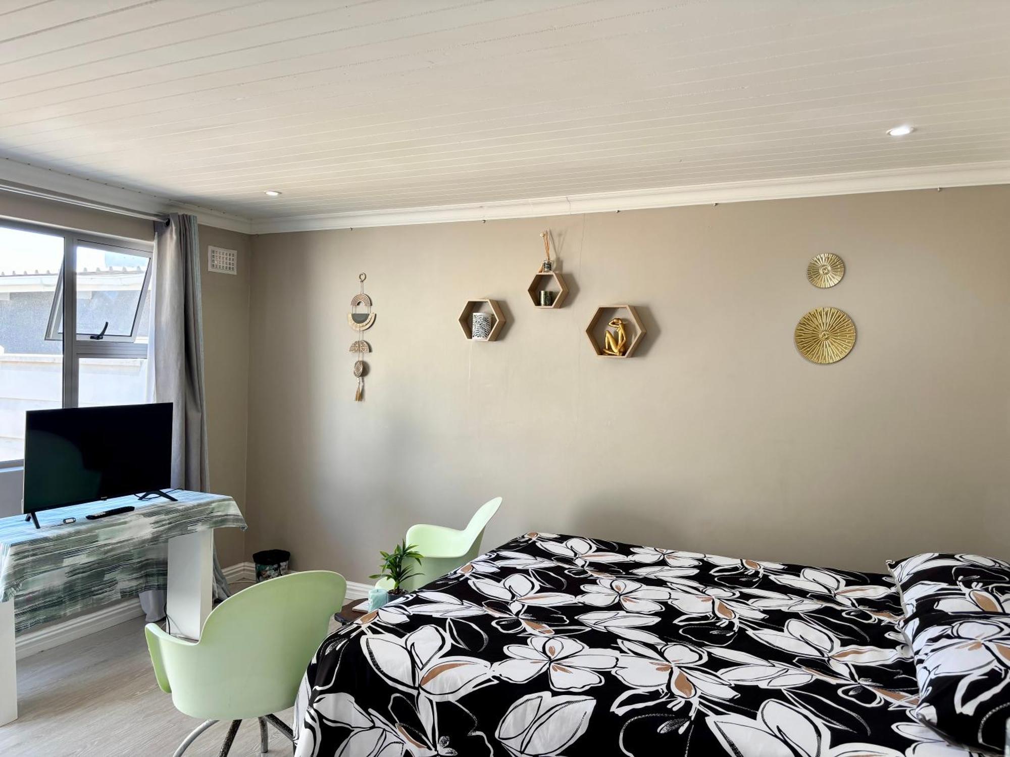Bachelor Flat B *