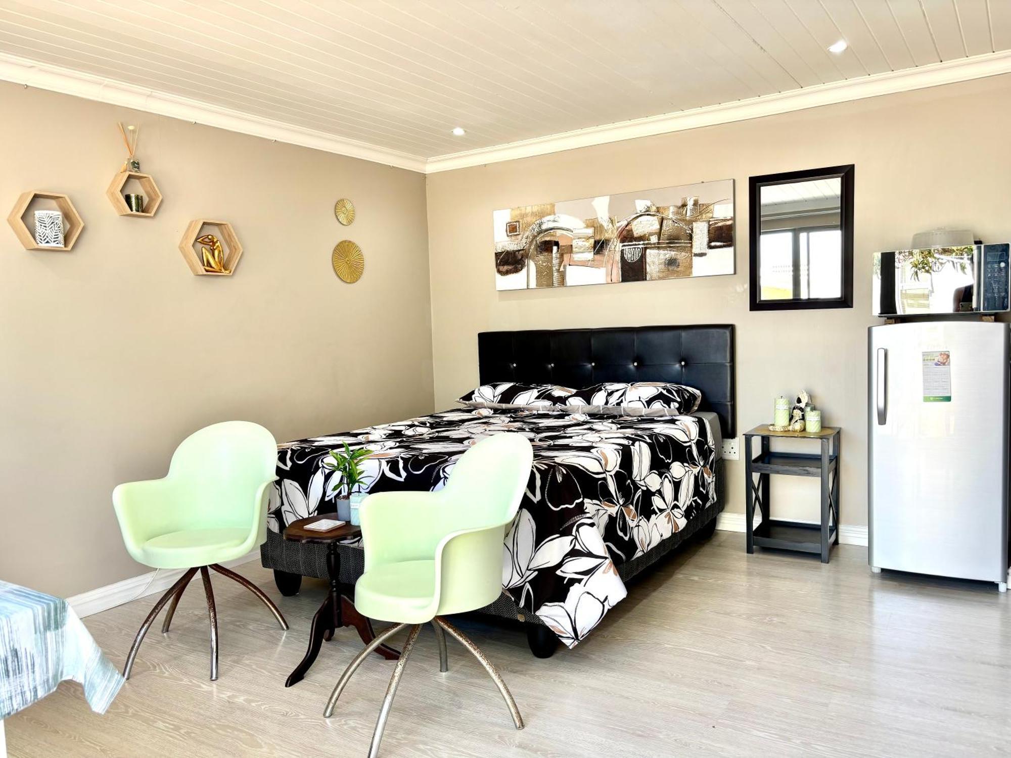 Bachelor Flat B * Cape Town