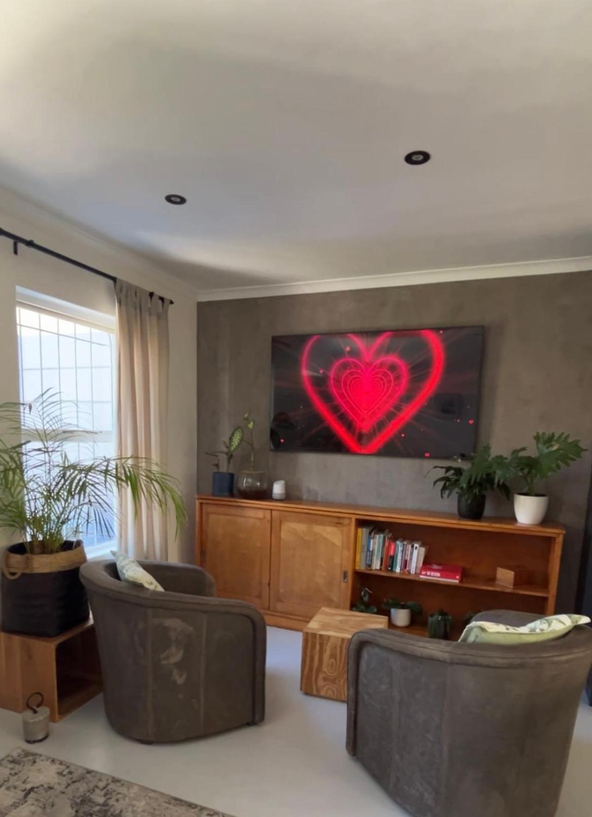 Hot Tub Getaway Just Minutes From Blouberg Beach