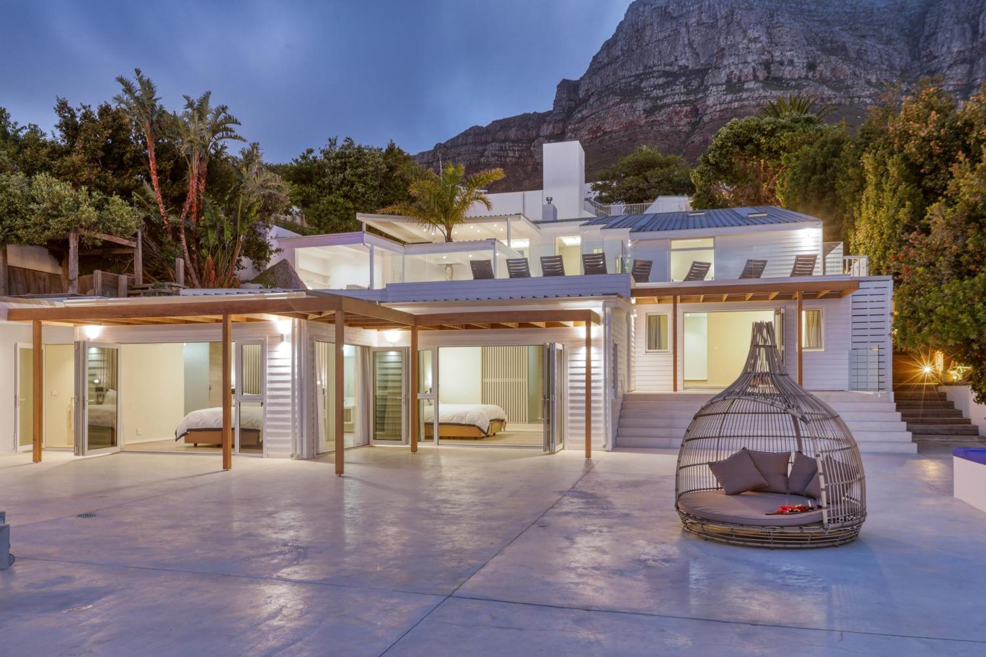 Villa Two Views - 8 Bedrooms, Camps Bay, Ocean Views, Pools