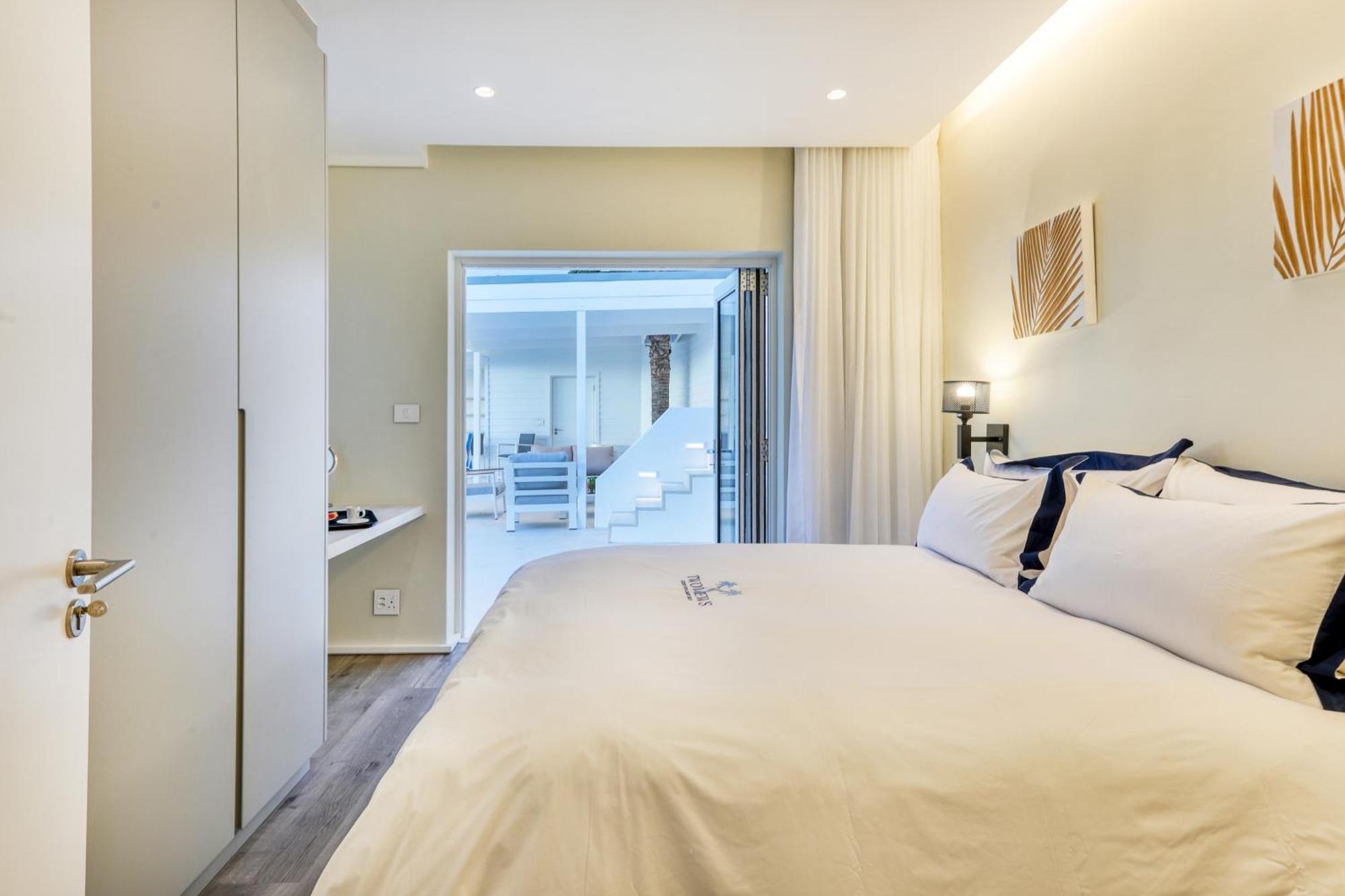 Two Views - 8 Bedrooms, Camps Bay, Ocean Views, Pools Villa *