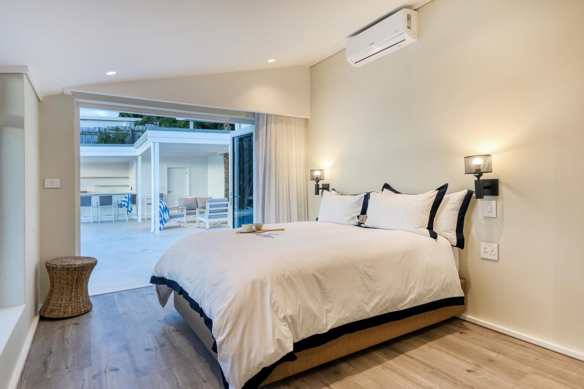 Villa Two Views - 8 Bedrooms, Camps Bay, Ocean Views, Pools Cape Town