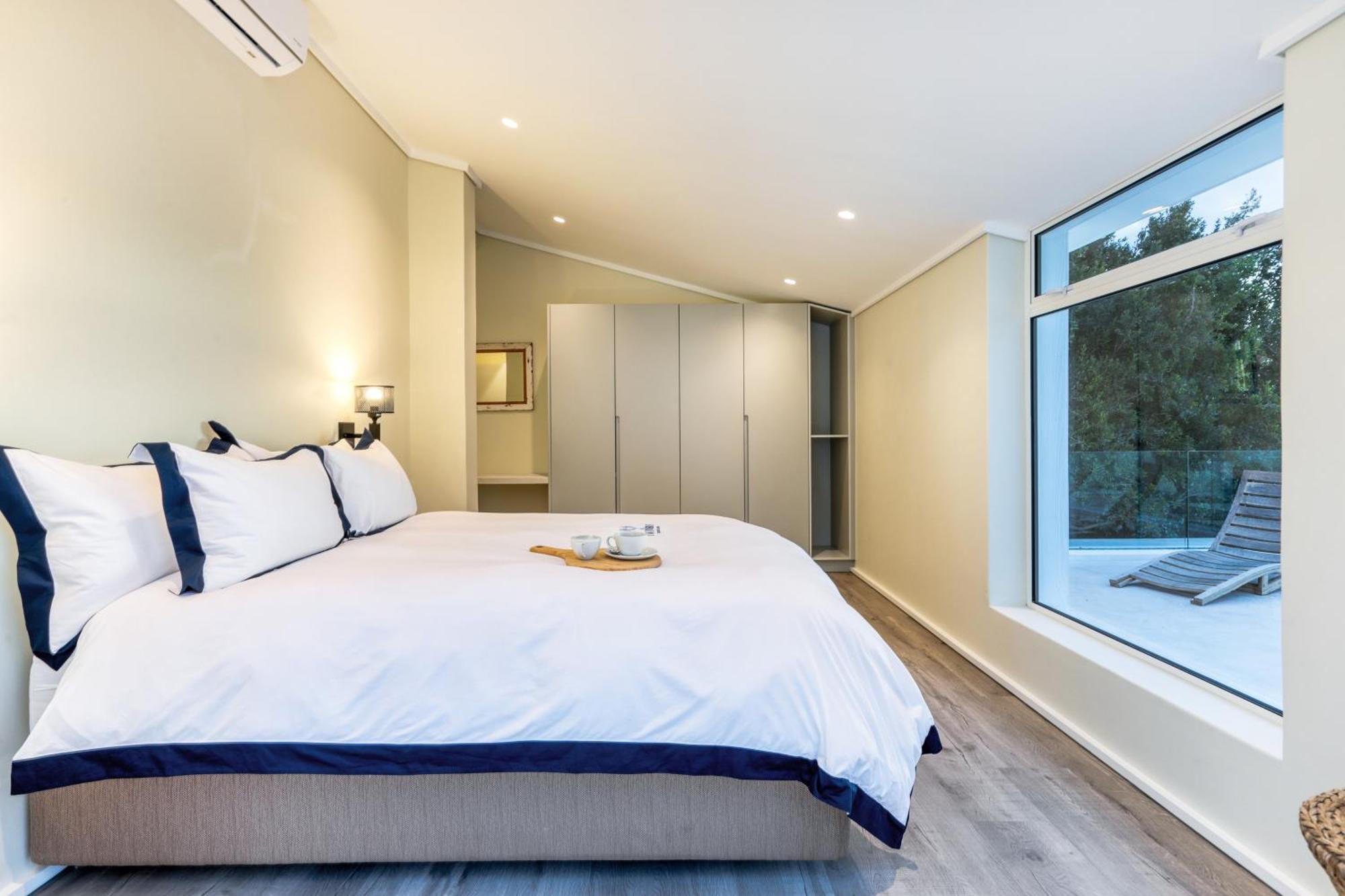 Two Views - 8 Bedrooms, Camps Bay, Ocean Views, Pools * Cape Town