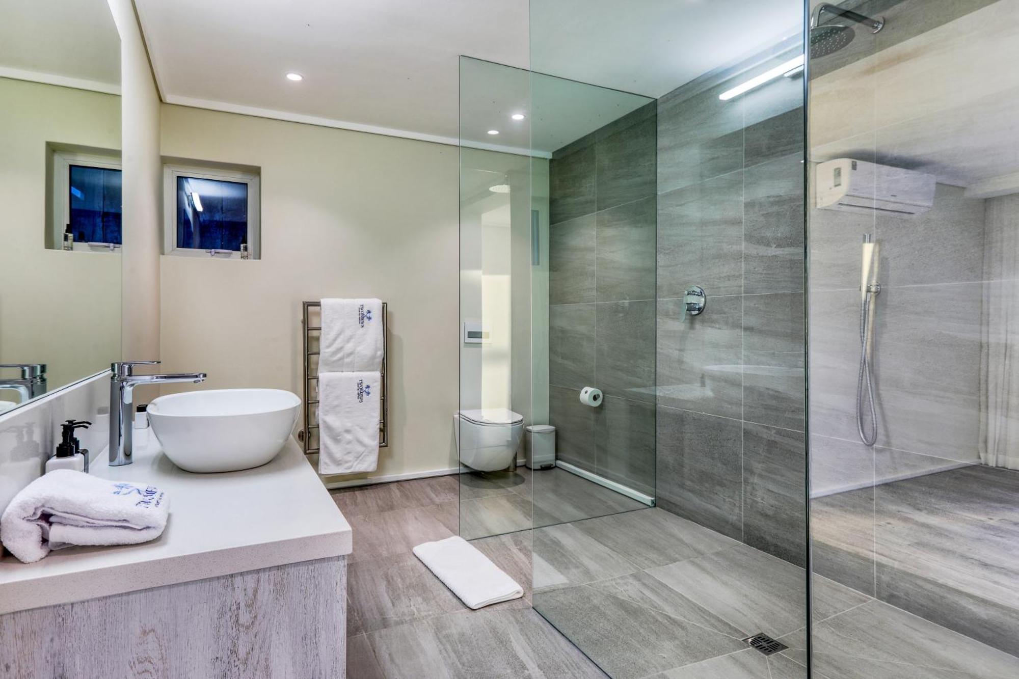 Two Views - 8 Bedrooms, Camps Bay, Ocean Views, Pools *