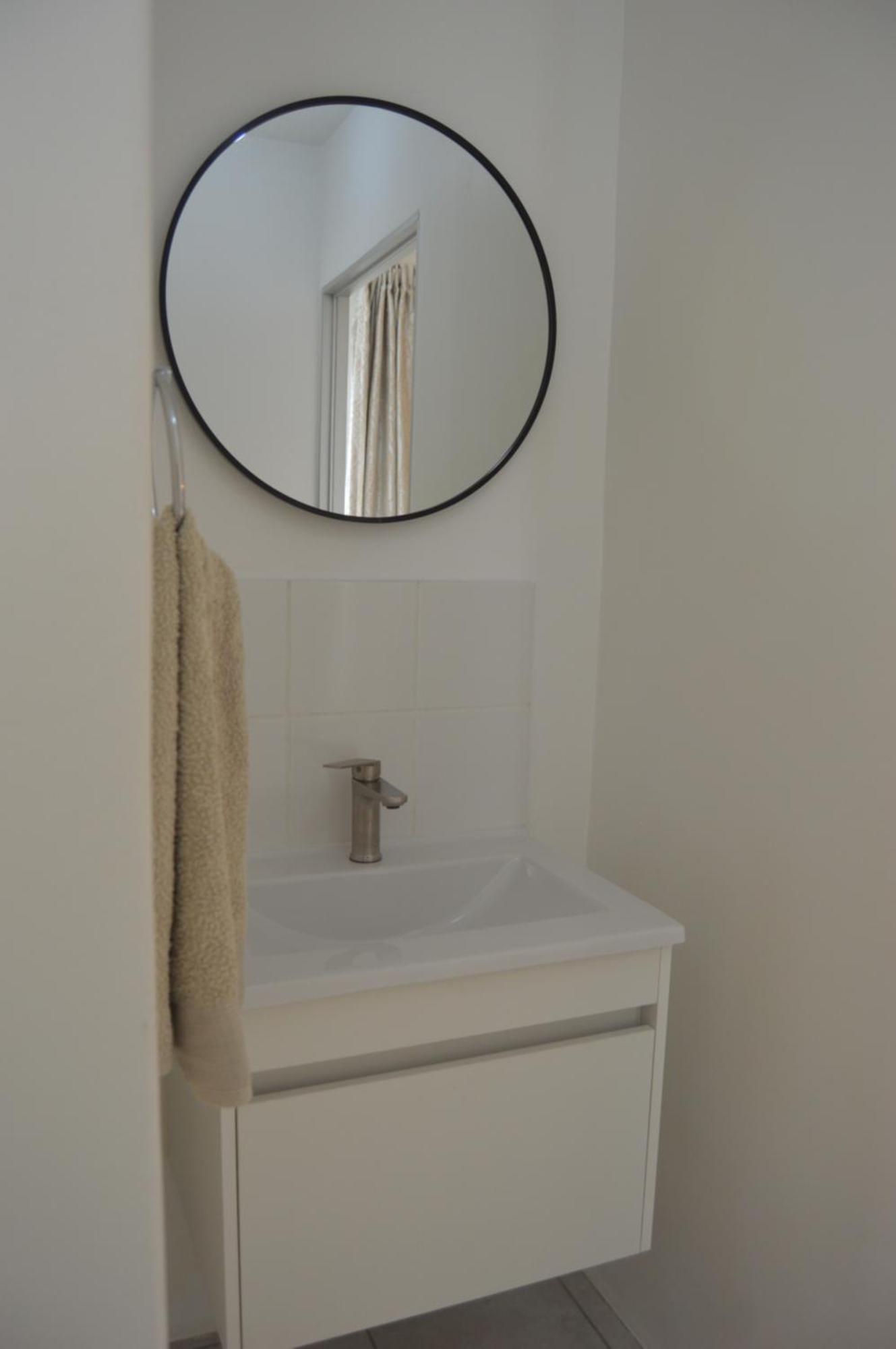 Apartment Oasis - Renovated - Queen Extra Length Bed Cape Town