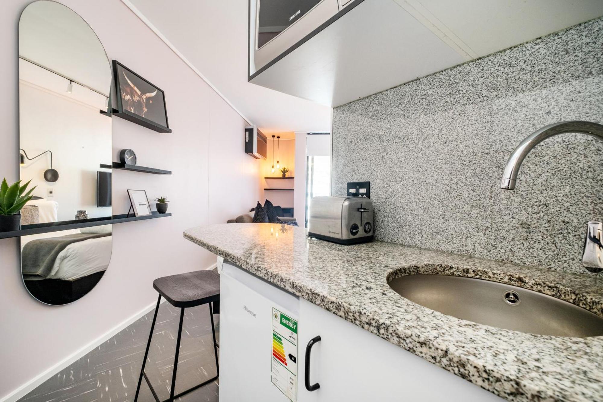 The Flamingo 808 - Floor Sea Point - Mountain Views With Daily Housekeeping Cape Town