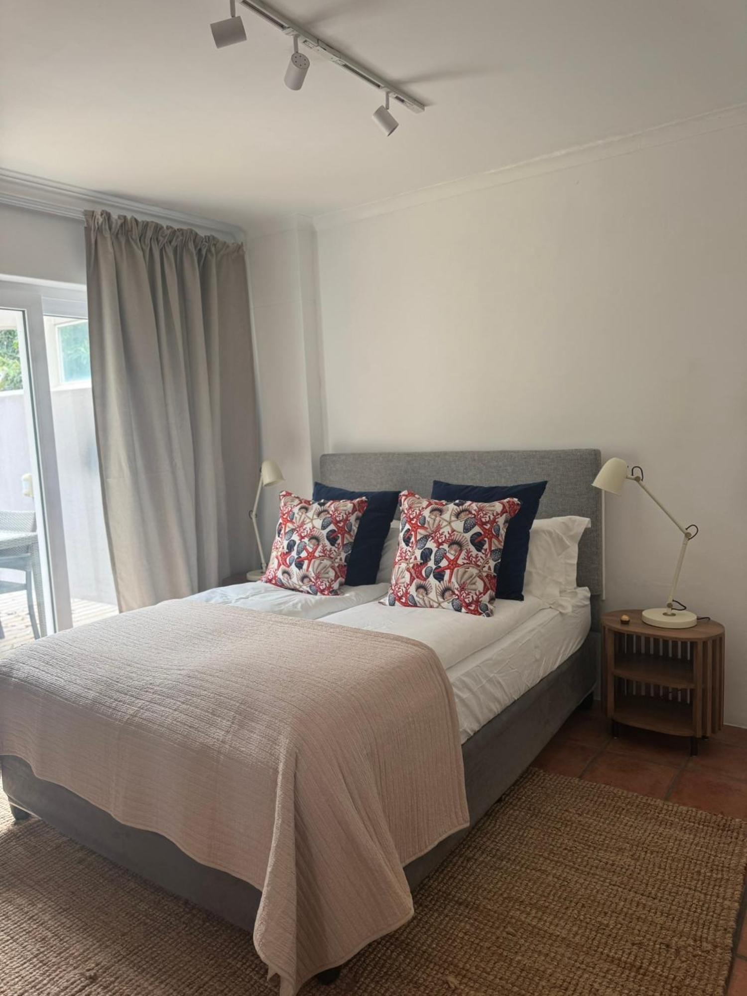 Pingu Beachhouse With Jacuzzi Hout Bay Cape Town