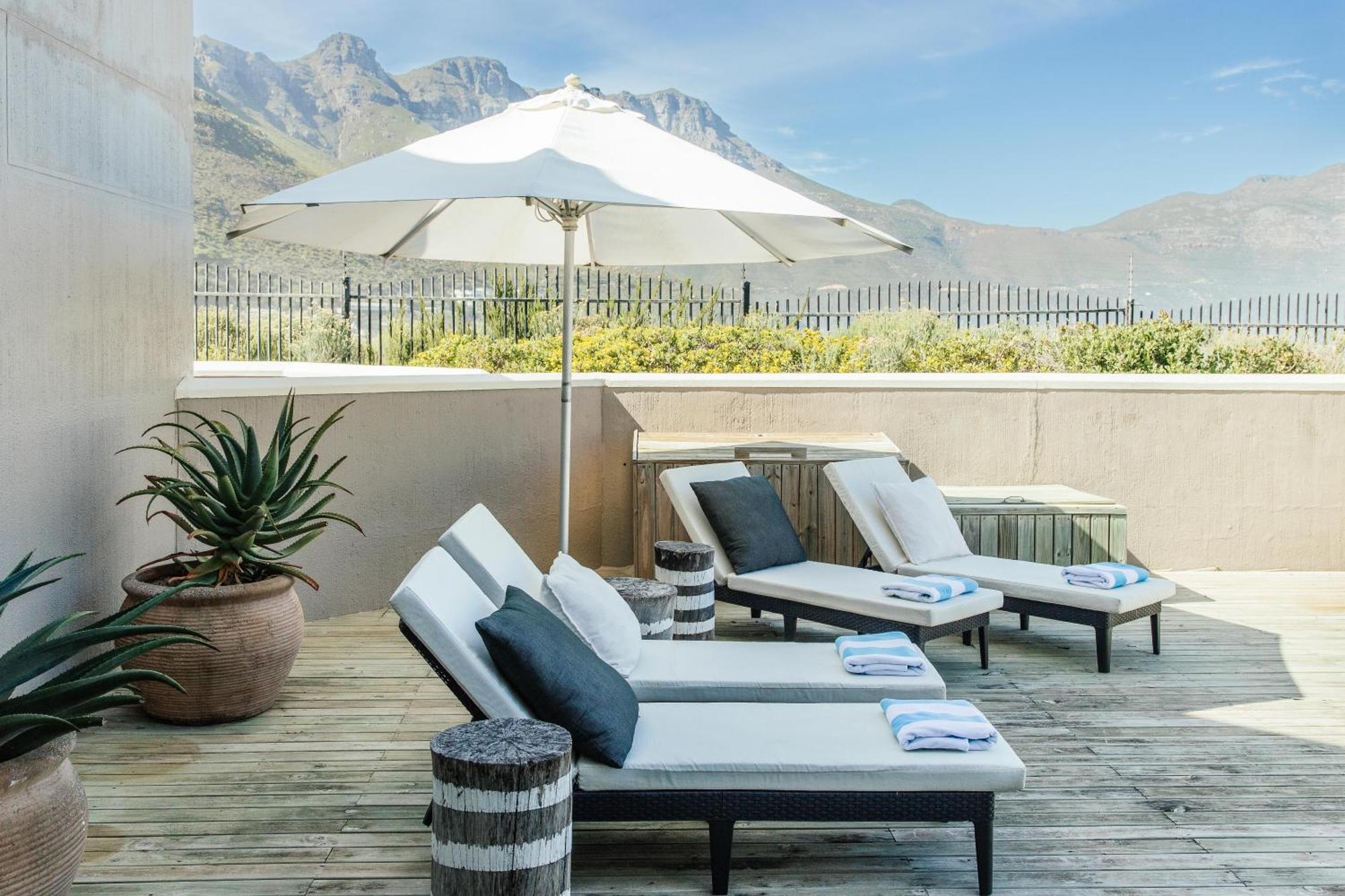 Pingu Beachhouse With Jacuzzi Hout Bay Holiday home Cape Town