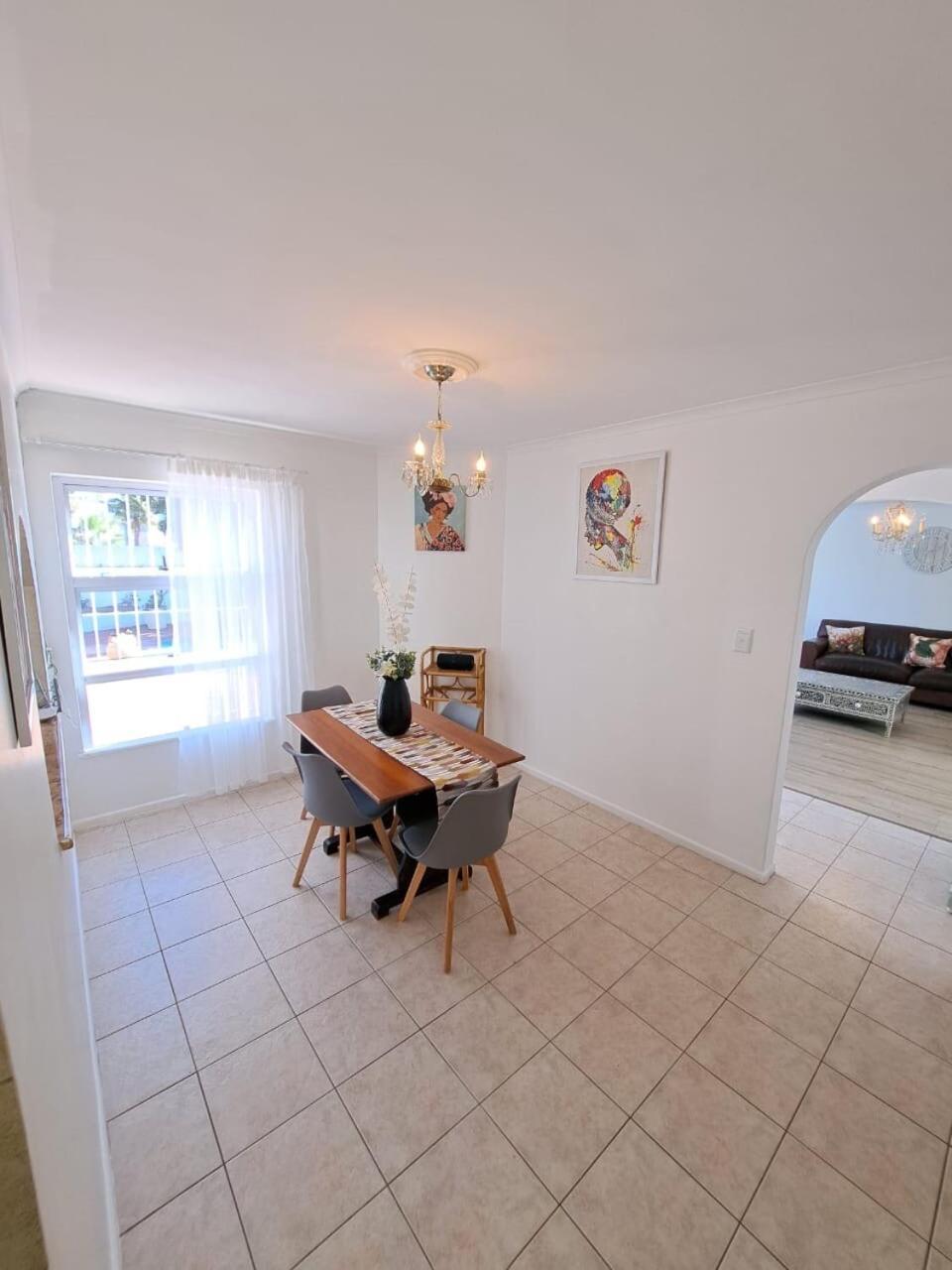 Stunning 3 Bedroom House In Bloubergstrand Holiday home Cape Town