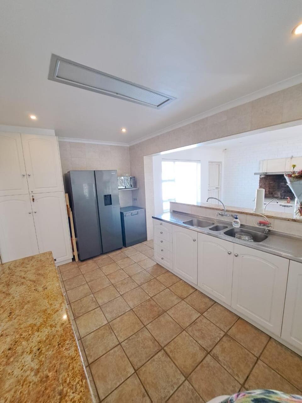 Stunning 3 Bedroom House In Bloubergstrand Holiday home