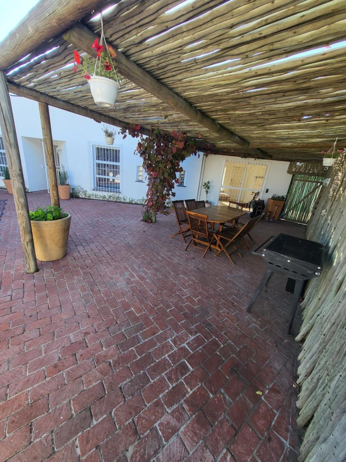 Holiday home Stunning 3 Bedroom House In Bloubergstrand *
