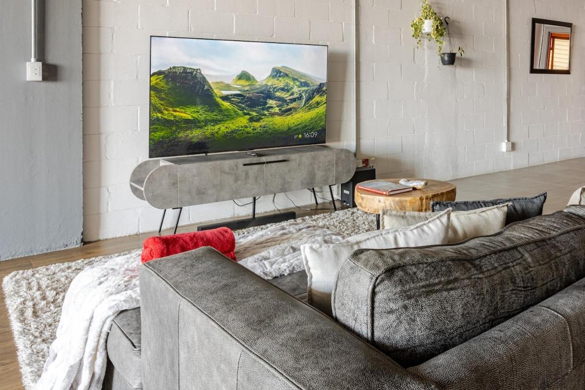 Apartment Style And Comfort Near The V&a Cape Town