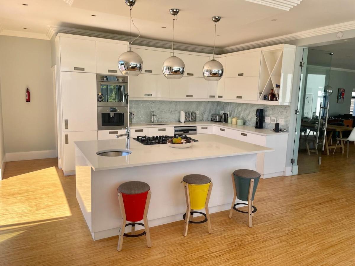 Beachhouse! Seaview, Heated Pool, Battery Back-up Holiday home *