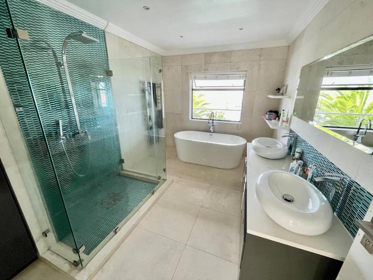 Holiday home Beachhouse! Seaview, Heated Pool, Battery Back-up