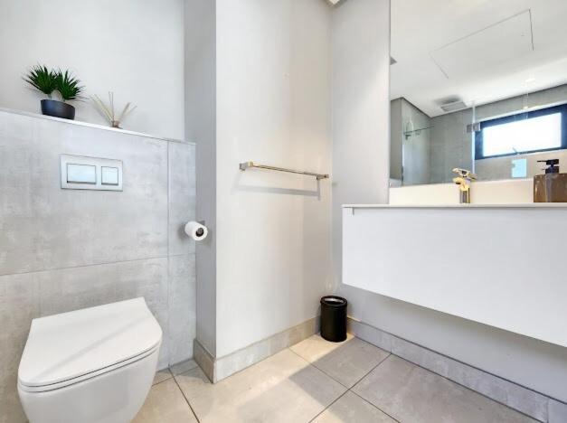 Apartment 16 On Bree - 1701