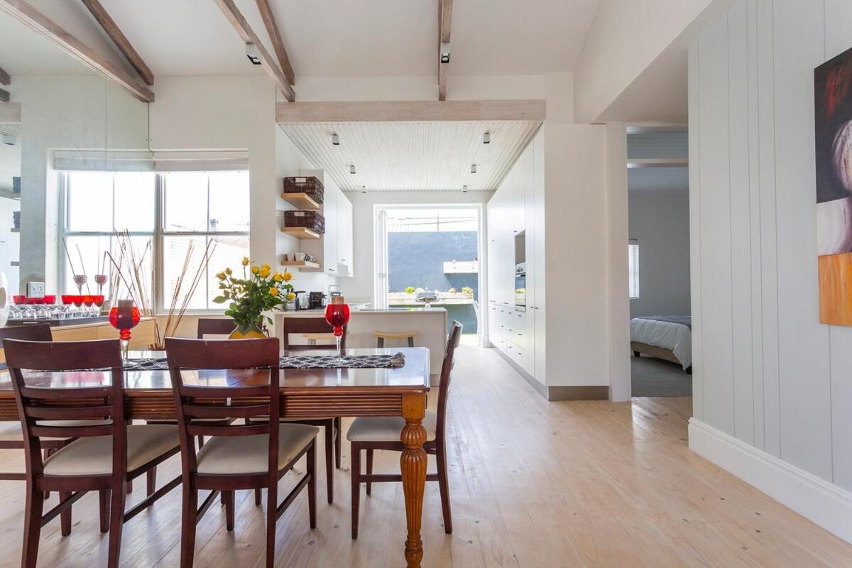 Stylish 2 Bedroom House In Excellent Position Cape Town