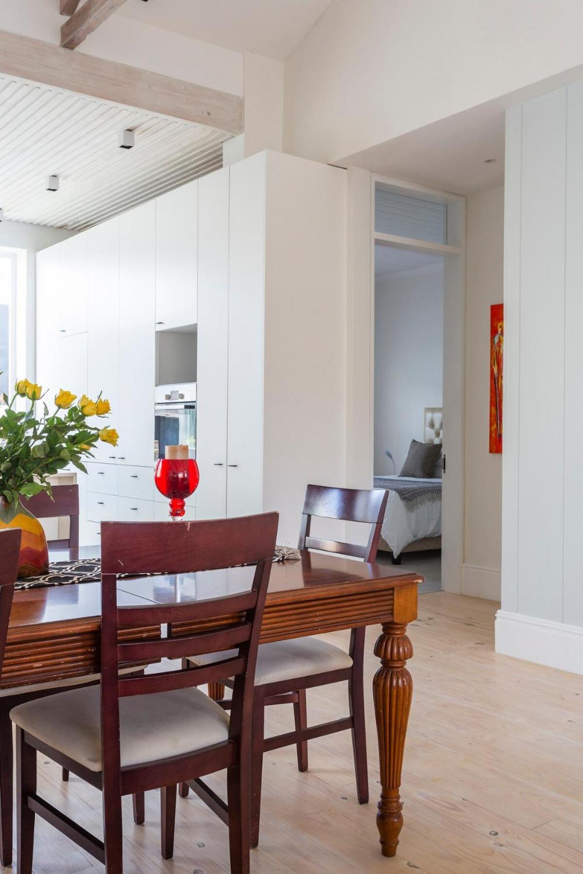 Stylish 2 Bedroom House In Excellent Position Holiday home Cape Town