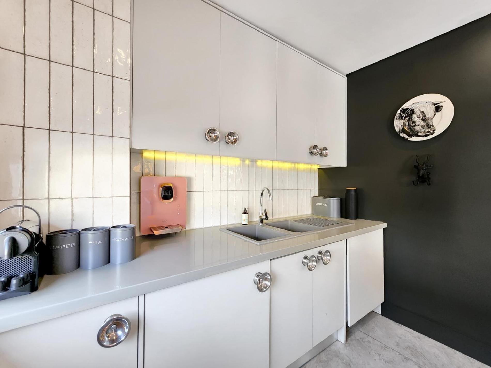 Sea Point 2-bed Designer Pad With Rooftop Pool Apartment