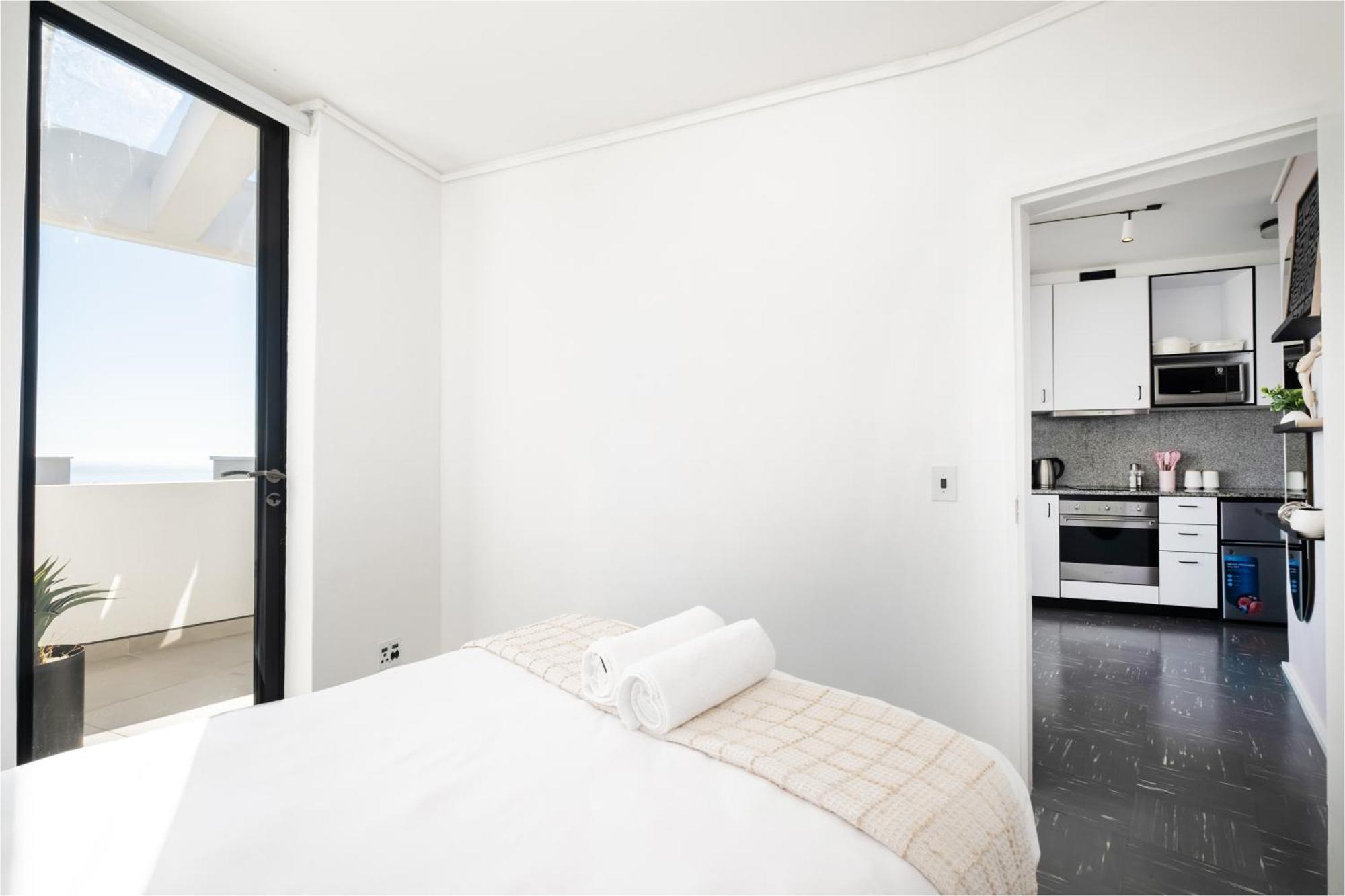 Flamingo 801 - Floor Sea Point With Daily Housekeeping *