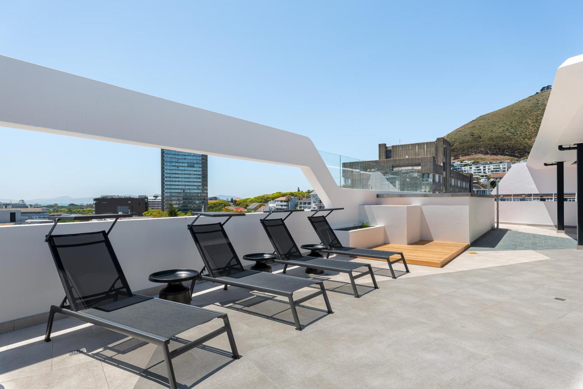 Luxe Sea Point, Rooftop Pool Deck Apartment *