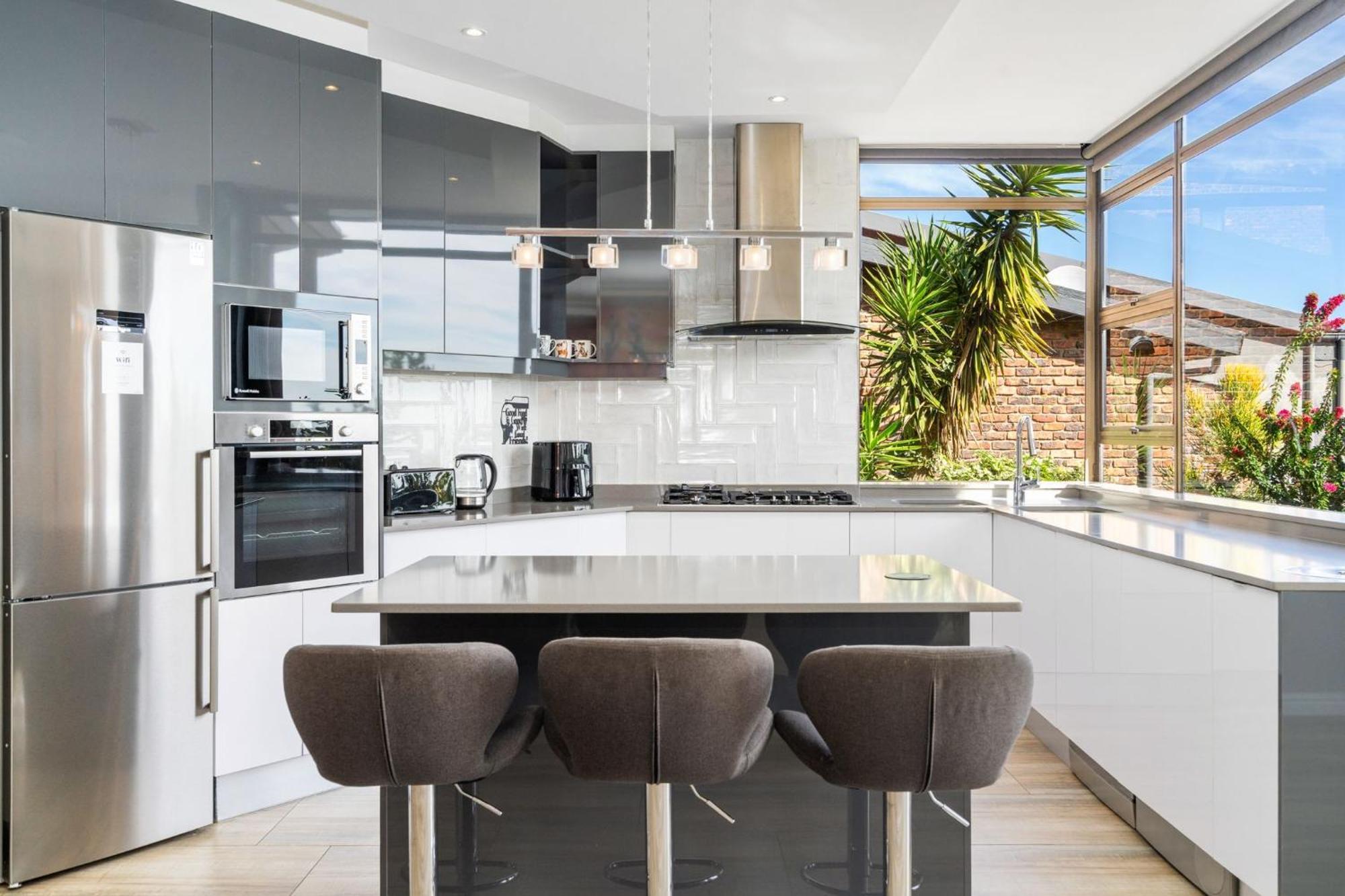 Zaria Sun Family By Host Agents * Cape Town