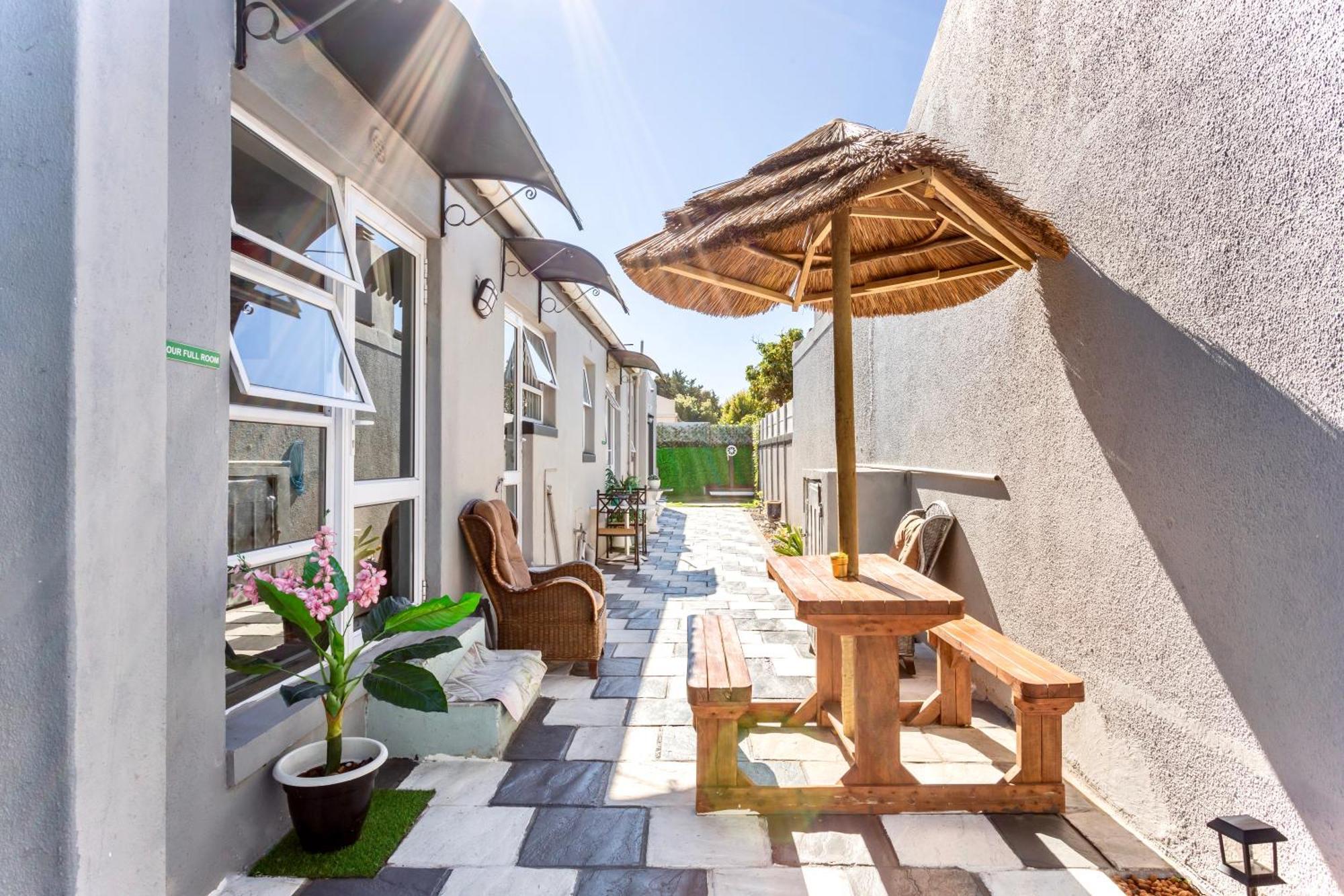 Bed & Breakfast Caline Vip Luxury Jacuzzi &, Swimming Pool Mews Cape Town