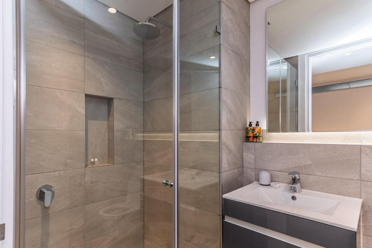 Apartment Urban Escape Stylish 18th Floor & Rooftop Oasis