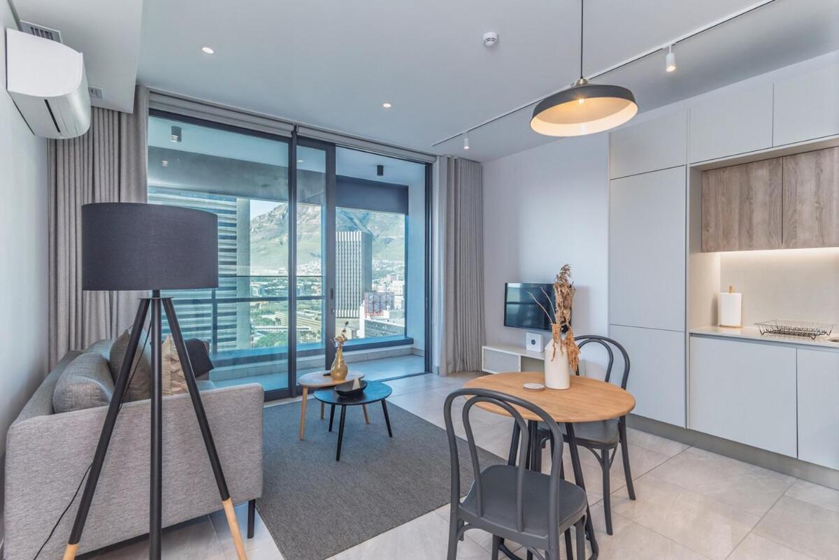 Apartment Urban Escape Stylish 18th Floor & Rooftop Oasis Cape Town